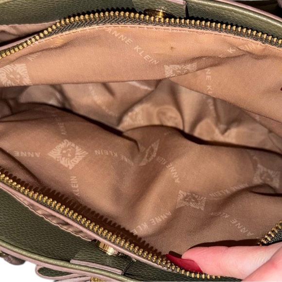 Chic Green Tote with Gold Accents - Picture 4 of 8